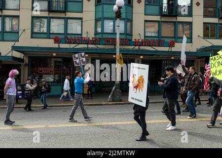 Seattle, USA. 26 März 2022. Die Kundgebung „Marsch für Freiheit“ lehnt Covid-Mandate ab, um in der Innenstadt zu protestieren. Stockfoto