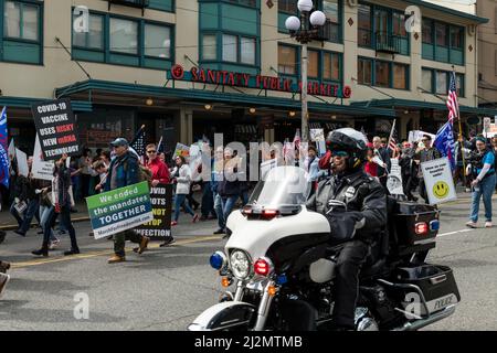 Seattle, USA. 26 März 2022. Die Kundgebung „Marsch für Freiheit“ lehnt Covid-Mandate ab, um in der Innenstadt zu protestieren. Stockfoto