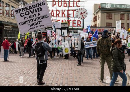 Seattle, USA. 26 März 2022. Die Kundgebung „Marsch für Freiheit“ lehnt Covid-Mandate ab, um in der Innenstadt zu protestieren. Stockfoto