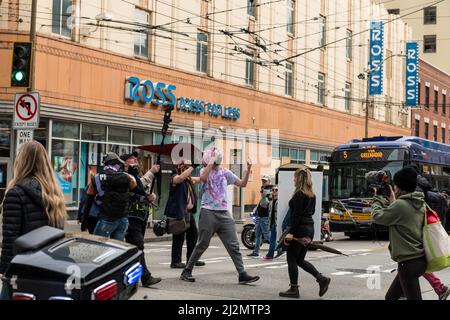 Seattle, USA. 26 März 2022. Die Kundgebung „Marsch für Freiheit“ lehnt Covid-Mandate ab, um in der Innenstadt zu protestieren. Stockfoto