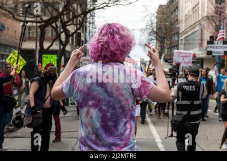 Seattle, USA. 26 März 2022. Die Kundgebung „Marsch für Freiheit“ lehnt Covid-Mandate ab, um in der Innenstadt zu protestieren. Stockfoto