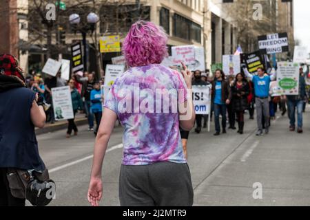 Seattle, USA. 26 März 2022. Die Kundgebung „Marsch für Freiheit“ lehnt Covid-Mandate ab, um in der Innenstadt zu protestieren. Stockfoto