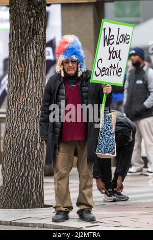 Seattle, USA. 26 März 2022. Die Kundgebung „Marsch für Freiheit“ lehnt Covid-Mandate ab, um in der Innenstadt zu protestieren. Stockfoto