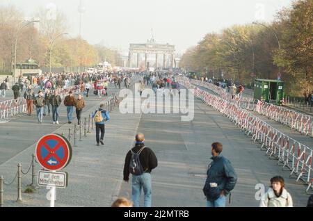 West-Berlin, Deutschland, 10 Tage nach Lockerung des Grenzübergangs durch die DDR-Regierung. Dies ermöglichte es den ostdeutschen Bürgern, in West-Berlin und West-Deutschland zu überqueren, Aufnahmen vom 19.. November 1989. Stockfoto