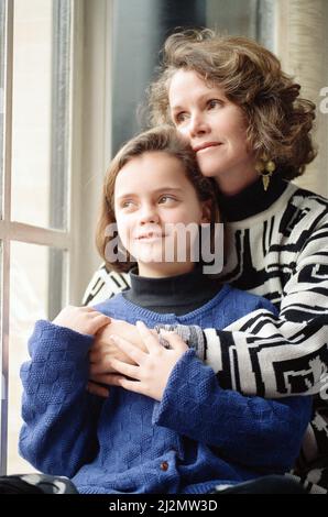 Die 11-jährige Christina Ricci, Juniorstar im Blockbuster „The Addams Family“, mit ihrer Mutter Sarah. 9.. Dezember 1991. Stockfoto