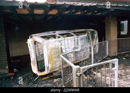 Die Szene an der Moorside Community School, Newcastle, nachdem die Randalierer ihren gestohlenen Vauxhall Astra-Van im Gebäude zurückgebracht hatten. 11.. September 1991. Stockfoto