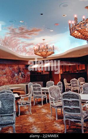 Taj Mahal, das Casino von Donald Trump in Atlantic City, USA. Das Casino wurde am 2. 1990. April eröffnet. Das Trump Taj Mahal Casino ist am Freitag, dem 26.. Februar 2016, aus dem Konkurs hervorgegangen und wurde von Icahn, dem Milliardär-Investor, der jetzt zwei der größten Casinos der Stadt besitzt, übernommen. (Er besitzt auch das Tropicana Casino von Atlantic City). Foto aufgenommen am 28.. März 1990, wenige Tage vor der Eröffnung des Taj Mahal durch Donald Trump. Stockfoto