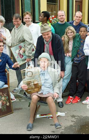 Die Besetzung von EastEnders am Set. Bild mit Peter Dean, Steve McFadden, Ross Kemp, Daniella Westbrook, June Brown, Bill Treacher, Adam Woodyatt, Gretchen Franklin. 28.. Juni 1991. Stockfoto