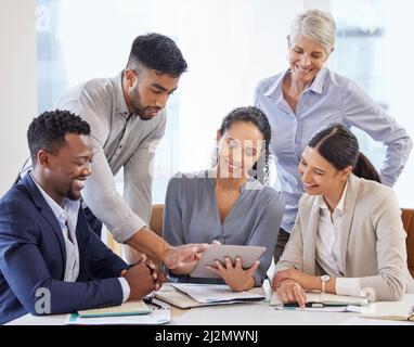 Zusammenarbeit ist alles. Aufnahme einer Gruppe von Geschäftsleuten, die in einem modernen Büro Brainstorming und Ideenaustausch durchführen. Stockfoto