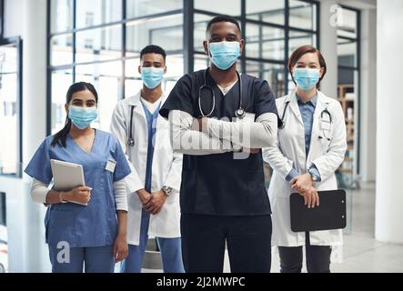 Es ist wichtig, sich zu schützen. Aufnahme einer Gruppe von Ärzten und Krankenschwestern, die Gesichtsmasken tragen, um sich vor Krankheiten zu schützen. Stockfoto