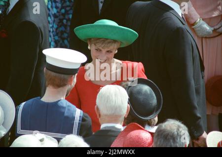 Prinzessin Diana, Prinzessin von Wales, trifft auf der Buckingham Palace Garden Party in London auf die vielen Verfegten. Bild aufgenommen am 9.. Juli 1991. Stockfoto