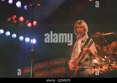 Status Quo im Konzert im NEC in Birmingham, 11.. Dezember 1990. Unser Bild Zeigt ... John Edwards aka Rhino Stockfoto