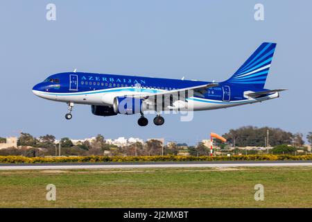 Azerbaijan Airlines Airbus A319-111 (REG: 4K-AZ05) auf der Finalbahn 31, die die Fußballnationalmannschaft für ein Spiel mit Malta bringt. Stockfoto