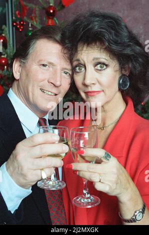 Coronation Street - Weihnachts-Fotocall. Johnny Briggs (Mike Baldwin) und Amanda Barrie (Alma Baldwin). 19.. Dezember 1991. Stockfoto