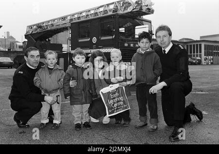 Die Gewinner des Brandschutzwettbewerbs erhielten eine Führung durch die Feuerwache in Huddersfield. Zwei Wettbewerbe, die vom Early Learning Centre durchgeführt werden, ermutigten Kinder bis drei Jahre, sicherheitsbewusst zu sein. Zu den Preisen gehörte ein Bundle mit „Fireman Sam“-Geschenken. Gewinner und Nächstplatzierte werden in der Feuerwehr mit zwei Feuerwehrleuten abgebildet. Vor einem der Kabinen sind (von links) Feuerwehrmann Mick Senior, Gary Hirst, Richard Alpin, Frau Pauline Wright vom Early Learning Center, Noel Wood, Andrew Cyprus und Assistant Divisional Officer Jan Mosalski abgebildet. 5.. Februar 1991. Stockfoto