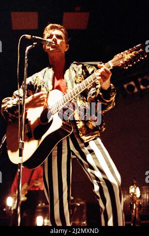 Popstar David Bowie tritt auf der Bühne während eines Konzerts im Barrowlands in Glasgow auf seiner Tin Machine „ITS My Life“-Tour auf. Bild aufgenommen am 7.. November 1991. Stockfoto