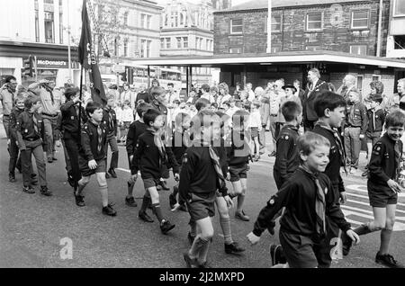 Scouts aus dem südwestlichen Distrikt Huddersfield marschierten vom Rathaus zur Pfarrkirche bei ihrer St. George's Day Parade.der Gottesdienst, der vom Vikar von Huddersfield, Rev. Brian Maguire, durchgeführt wurde, beinhaltete ein Playlet von Mitgliedern der Scout-Gruppe Crosland Moor. Kirklees, die stellvertretende Bürgermeisterin und Bürgermeisterin, Clr und Frau David Wright, die an dem Gottesdienst teilnahmen, werden beim Gruß auf dem Marktplatz abgebildet, als die Parade zum Rathaus zurückkehrte. Die Honley Band und die Marsden Junior Band lieferten Musik. 22.. April 1990. Stockfoto