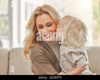 So klein wird er nicht für immer bleiben. Aufnahme einer reifen Mutter, die zu Hause Zeit mit ihrem Sohn genießt. Stockfoto