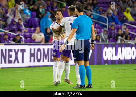 Orlando, Usa. 02. April 2022. Alexandre Pato (7 Orlando City) argumentiert mit dem Schiedsrichter während des Major League Soccer Spiels zwischen Orlando City und dem Los Angeles FC im Exploria Stadium in Orlando, Florida. Andrea Vilchez/SPP Quelle: SPP Sport Pressefoto. /Alamy Live News Stockfoto