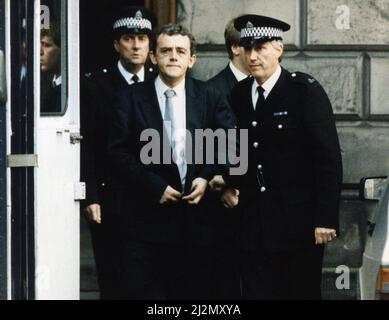 Das Feuer auf der Maisonette in West Granton Crescent, Edinburgh (20.. Mai 1991) tötete Großmutter May McGregor und ihre Enkel Karen, fünf, und Kirsty Lawrie, vier. Unser Bild zeigt ... Beschuldigt Alex Birrell (40) beim Mordprozess, High Court, Edinburgh, Oktober 1991. Tragischerweise hätten die beiden kleinen Mädchen in dieser Nacht überhaupt nicht bei ihrer Oma sein sollen. Aber ihre Mutter, Frau Beryl Lawrie, eine Hilfskräfte, hatte sich bereit erklärt, wegen Personalmangel in einem Altersheim eine zusätzliche Schicht zu arbeiten. Alex Birrell wurde lebenslang mit der Empfehlung eingesperrt, dass er mindestens 15 Jahre für Mastermi verdiente Stockfoto