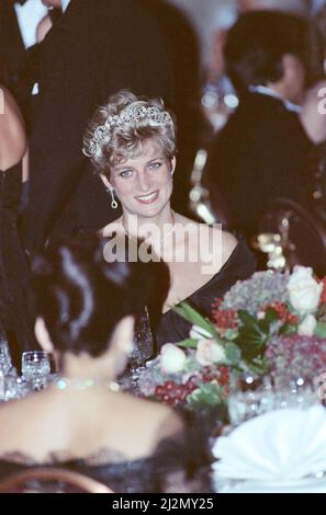 Prinzessin Diana, Prinzessin von Wales, nimmt während ihres offiziellen Besuches in Kanada an einem Galadiner im Royal York Hotel in Toronto Teil. Bild aufgenommen am 27.. Oktober 1991 Stockfoto