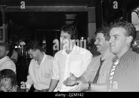 Fußballfans beobachten England in ihrem Halbfinale während der FIFA-Weltmeisterschaft 1990 bei den drei Männern in einem Boat-Pub. 4.. Juli 1990. Stockfoto