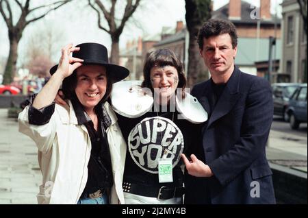 Die 20-jährige Slade-Fan Di Daley aus Manchester kleidet sich für die Rolle in ihrem Super-Yob-Outfit, als sie Dave Hill und Don Powell bei der Eröffnung der Ausstellung 25 Jahre Slade in der Walsall Art Gallery traf. 5.. April 1991. Stockfoto