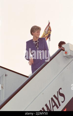 Ihre Königliche Hoheit Prinzessin von Wales, Prinzessin Diana und ihre Königliche Hoheit Prinz von Wales, Prinz Charles, fliegen heute mit British Airways zum Flughafen London Heathrow. Es ist nicht bekannt, von wo sie eingeflogen sind. Bild aufgenommen am 28.. April 1991 Stockfoto