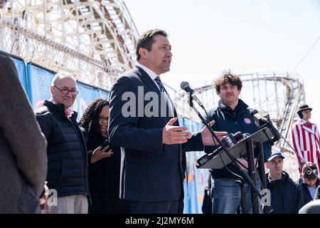 New York, New York, USA. 2. April 2022. Stadtratsmitglied Ari Kagan spricht während der Saisoneröffnung des Luna Park auf Coney Island. Die Eröffnung des Luna Parks wurde von lokalen Politikern besucht, die Fahrten des Parks ziehen Tausende von Menschen aus allen fünf Bezirken und darüber hinaus an. 2022 ist das Betriebsjahr 95. für den Park. (Bild: © Lev Radin/Pacific Press via ZUMA Press Wire) Stockfoto