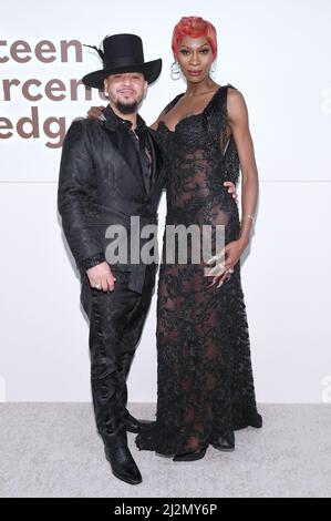 New York, USA. 02. April 2022. (L-R) Edwin Torres und Dominique Jackson nehmen an der Fifth Avenue New York Public Library in New York, NY, am 2. April 2022, Teil. (Foto von Anthony Behar/Sipa USA) Quelle: SIPA USA/Alamy Live News Stockfoto