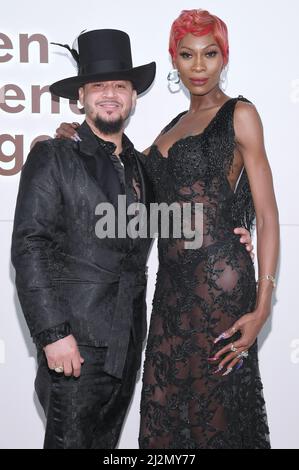 New York, USA. 02. April 2022. (L-R) Edwin Torres und Dominique Jackson nehmen an der Fifth Avenue New York Public Library in New York, NY, am 2. April 2022, Teil. (Foto von Anthony Behar/Sipa USA) Quelle: SIPA USA/Alamy Live News Stockfoto