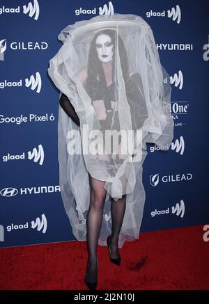 Beverly Hills, USA. 02. April 2022. Gottmik bei den jährlichen GLAAD Media Awards 33., die am 2. April 2022 im Beverly Hilton Hotel in Beverly Hills, CA, verliehen wurden. © Janet Gough/AFF-USA.COM Quelle: AFF/Alamy Live News Stockfoto