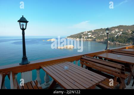 Holztische Blick auf das Meer von der Terrasse Restaurant in Ulcinj Altstadt, Montenegro Stockfoto