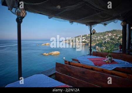 Meerblick von Terrasse Restaurant, Montenegro Stockfoto