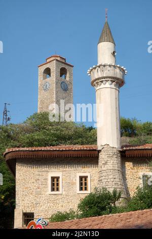 Minarett der Moschee E Pazarit und Ottomane Uhrenturm im Zentrum Ulcinj, Montenegro Stockfoto