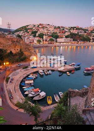 Dämmerung über Beleuchtung Ulcinj Stadt und Yachthafen, Montenegro Stockfoto