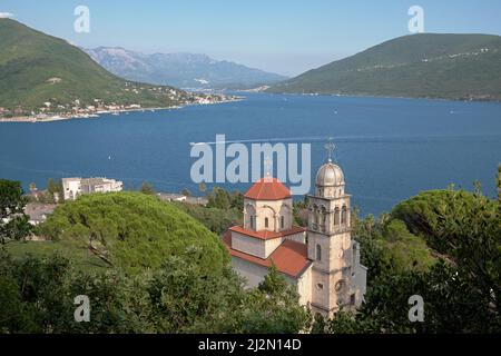 Blick auf die Bucht von Kotor und das Kloster Savina in Herceg Novi, Montenegro Stockfoto
