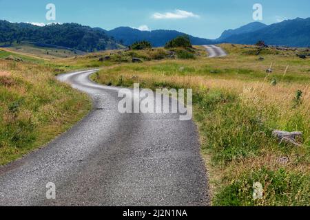 Schmale und kurvenreiche Straße in Lukavica Plateau, Montenegro Stockfoto