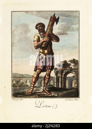 Liktor mit Faszzen, altes Rom. In Tunika, Sagulum gregale oder kurzen Trounsern, Sandalen, vor einem Aquädukt und ruinierten Bogen. Licteur. Handkoloriertes Kupferstich gezeichnet und gestochen von L. Labrousse, Künstler von Bordeaux, unter der Leitung von Jacques Grasset de Saint-Sauveur aus seinem L’antique Rome, ou description historique et pittoresque, Ancient Rome, or historical and pittoresque description, chez Deroy, Paris, 1796. Stockfoto
