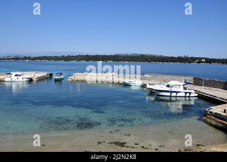 Frankreich, französische riviera, Cannes, der charmante kleine Hafen auf der Insel Saint Honorat vor der Insel Sainte marguerite im mittelmeer Stockfoto