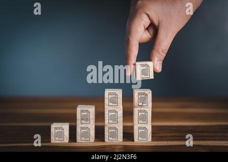Datenbank-Dokumentation Datenmanagement Trend-Konzept, Hand setzt Holzwürfel mit File Icon Stacking Storage. Strategieplan und Speichersystem f Stockfoto