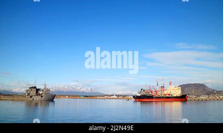 Hafen von Ushuaia mit schneebedeckter Bergkette im Hintergrund, Blick vom Kreuzschiff, Feuerland, Argentinien, Südamerika Stockfoto