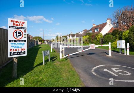 Eingezäunter Eingang mit geschlossenem Tor zu einer privaten Straße mit 15MPH Geschwindigkeitsbegrenzung an der Cudlow Avenue, Rustington, West Sussex, England, Großbritannien. Stockfoto