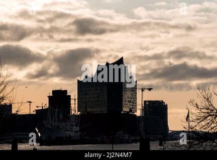 Hamburg, Deutschland. 03. April 2022. Wolken ragen am Morgenhimmel über der Elbphilharmonie. Quelle: Daniel Bockwoldt/dpa/Alamy Live News Stockfoto