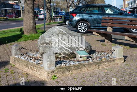 Late Ice Age erratic Boulder (AKA glacial erratic Boulder) wird in The Street, Rustington, West Sussex, England, Großbritannien, ausgestellt. Stockfoto