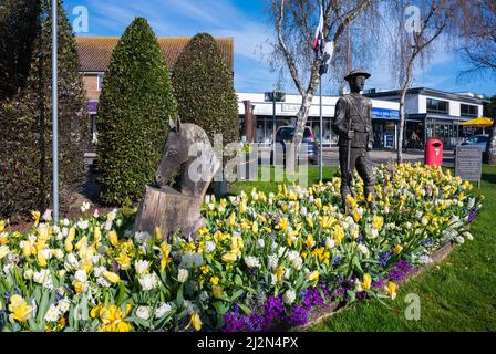 100 Jahre WWI (Weltkrieg 1) Gedenkplantage umgeben von Blumen im Frühjahr in Rustington, West Sussex, England, Großbritannien. Stockfoto