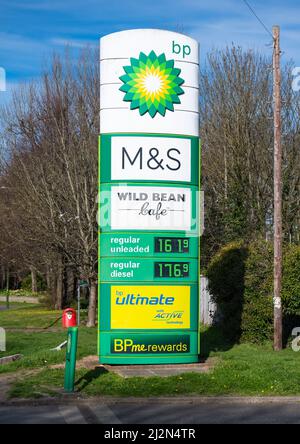 BP stellt das Kraftstoffpreisschild mit dem M&S-Geschäft vor, das im April 2022 hohe Preise für Diesel und bleifreies Benzin zeigt, da die Lebenshaltungskosten in England, Großbritannien, steigen. Stockfoto