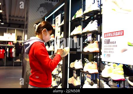 Jinan, Chinas Provinz Shandong. 2. April 2022. Eine Verkäuferin arbeitet in einem Anta-Geschäft in Jinan, der ostchinesischen Provinz Shandong, 2. April 2022. Quelle: Chen Hao/Xinhua/Alamy Live News Stockfoto