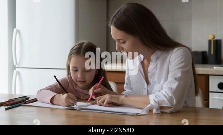 Liebevolle fürsorgliche Mutter und liebenswert Tochter Mädchen Zeichnung im Album Stockfoto