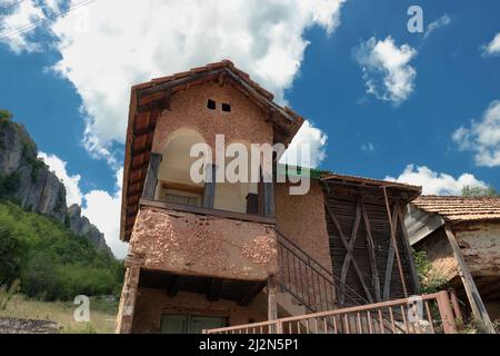 Altes traditionelles Haus aus Holz, Mauerwerk und die Fassade mit roten Scherben Terrakotta in Vlasi, Serbien bedeckt Stockfoto